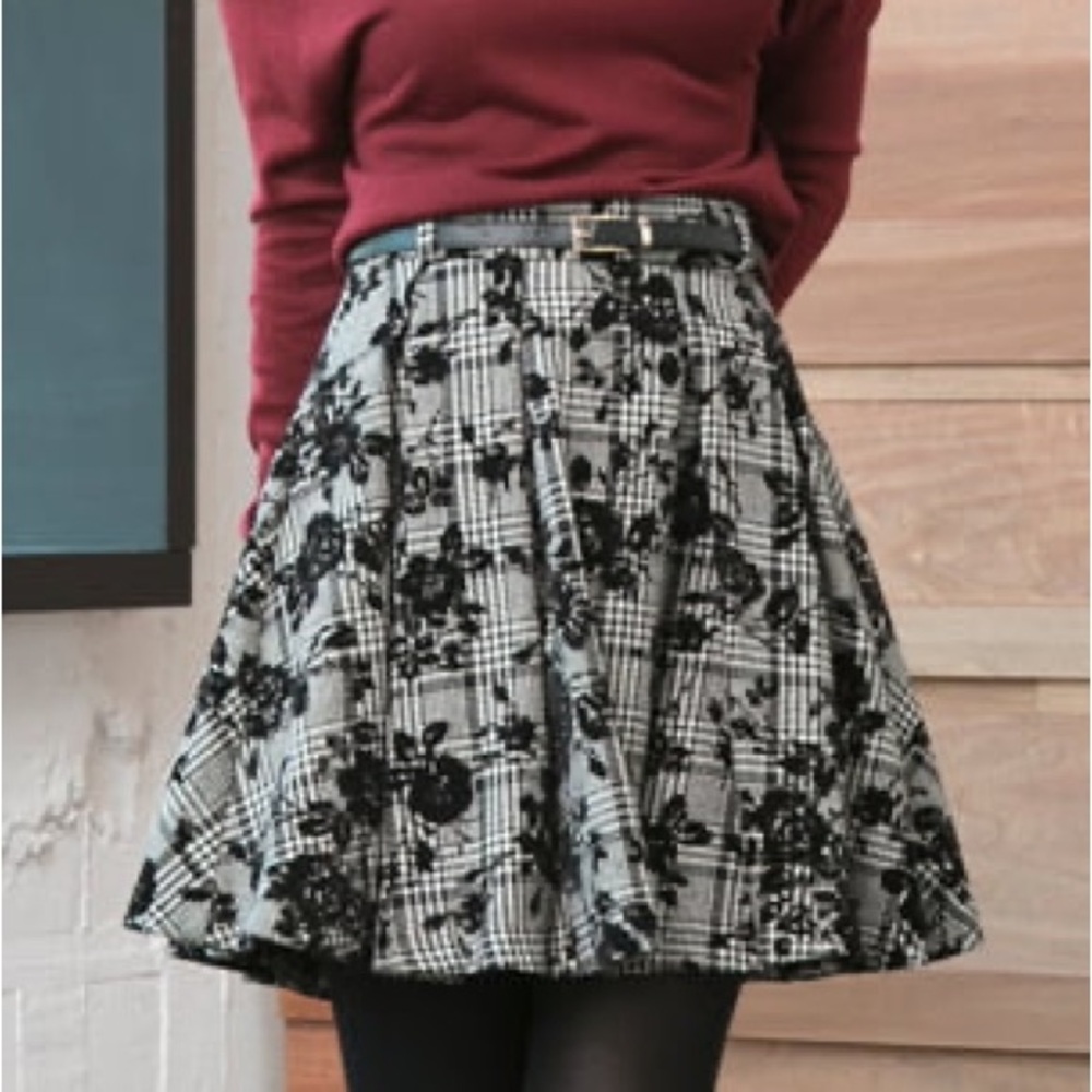 Black & Grey Tweed Plaid Skirt with Rose Pattern - Size Small